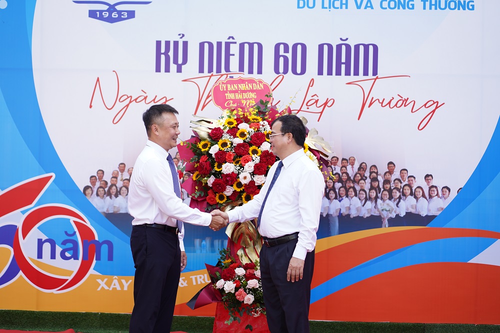 1 - UBND tỉnh đến tặng hoa chúc mừng Nhà trường
