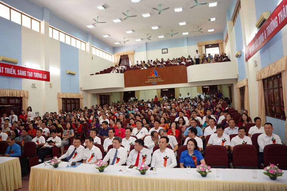 2 - Không khí trang trọng của buổi lễ - Copy