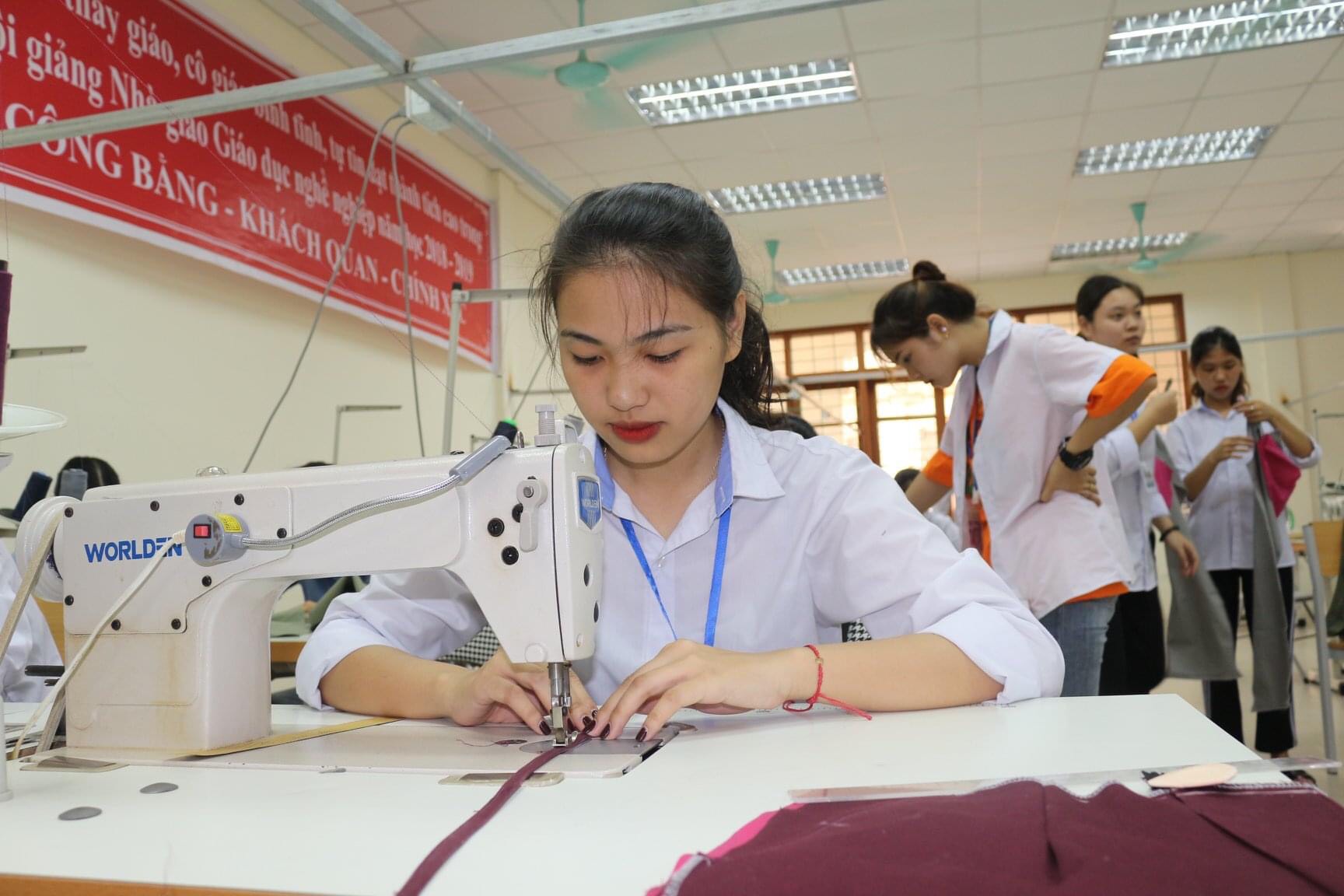 Nghề May thời trang