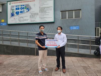 TRAO TIỀN HỖ TRỢ HỌC SINH BỊ TAI NẠN GIAO TH&Ocirc;NG