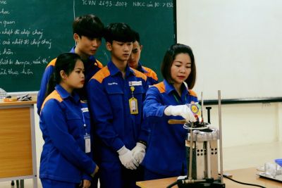 QUẢN TRỊ KINH DOANH XĂNG DẦU V&Agrave; GAS